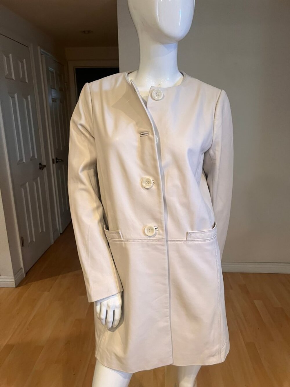 NEIMAN MARCUS EXCLUSIVE LEATHER MID LENGTH COAT SIZE M MEDIUM OFF WHITE